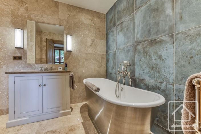 Image No.24-5 Bed Property for sale