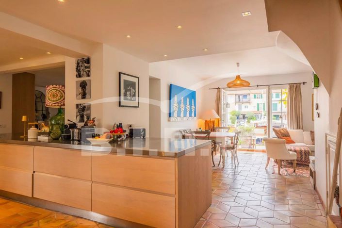 Image No.8-6 Bed House for sale