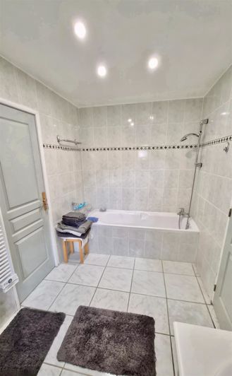 Image No.17-5 Bed House for sale