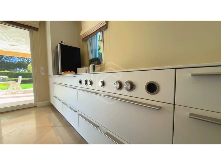 Image No.20-4 Bed House for sale