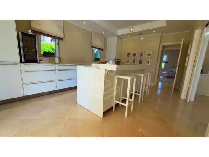 Image No.25-4 Bed House for sale