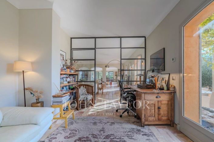 Image No.18-5 Bed House for sale