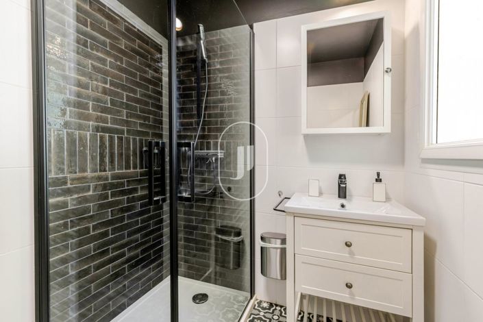 Image No.8-6 Bed House for sale