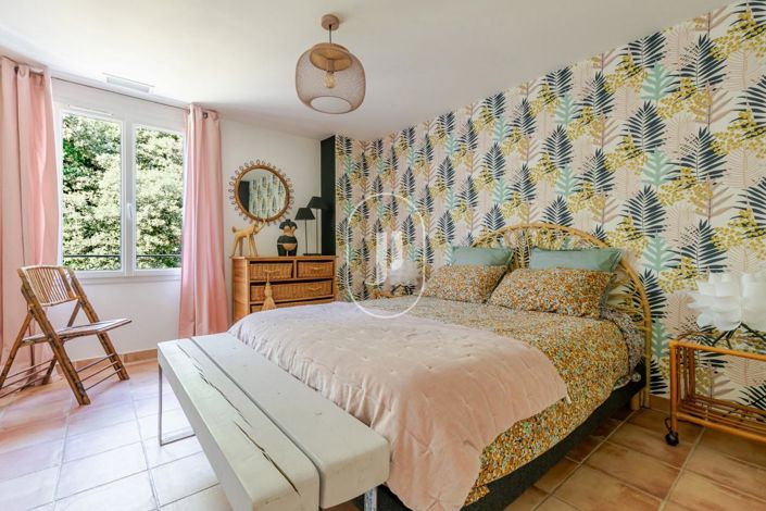 Image No.9-6 Bed House for sale