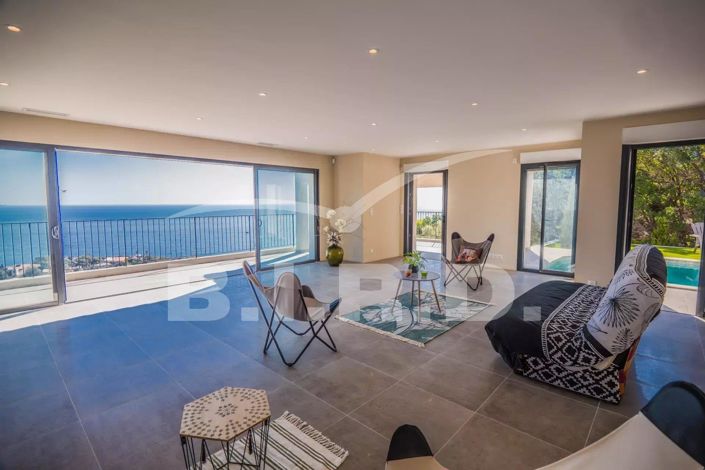 Image No.6-5 Bed House for sale