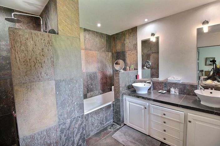 Image No.8-6 Bed House for sale