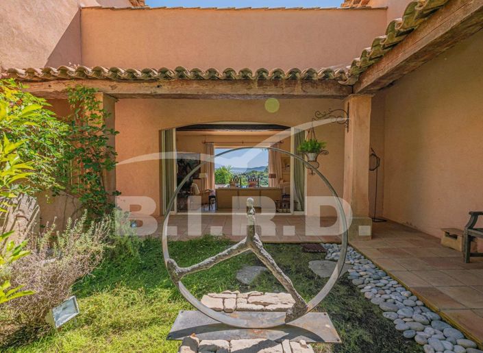 Image No.8-7 Bed House for sale