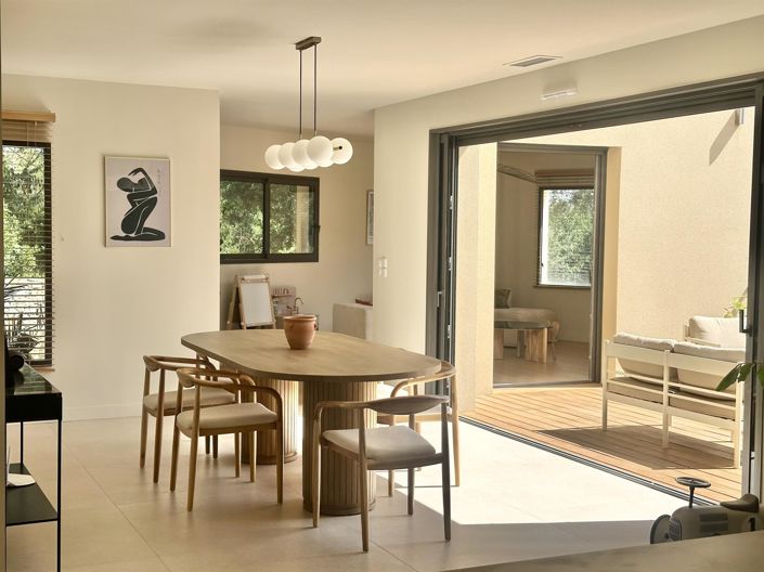 Image No.2-4 Bed House for sale