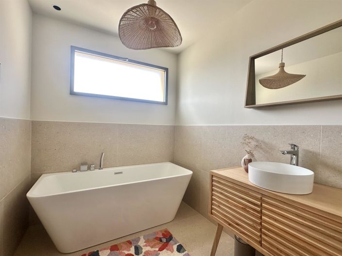 Image No.8-4 Bed House for sale