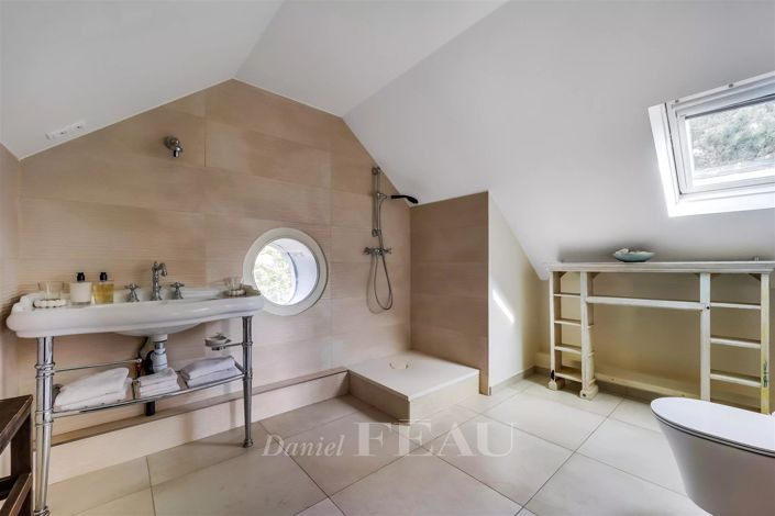 Image No.18-5 Bed House for sale