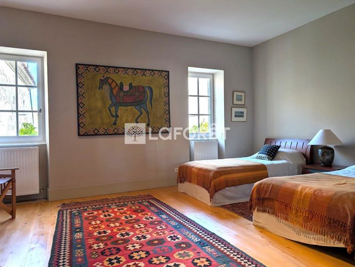 Image No.16-5 Bed Property for sale