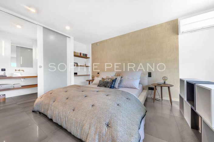 Image No.8-5 Bed House for sale