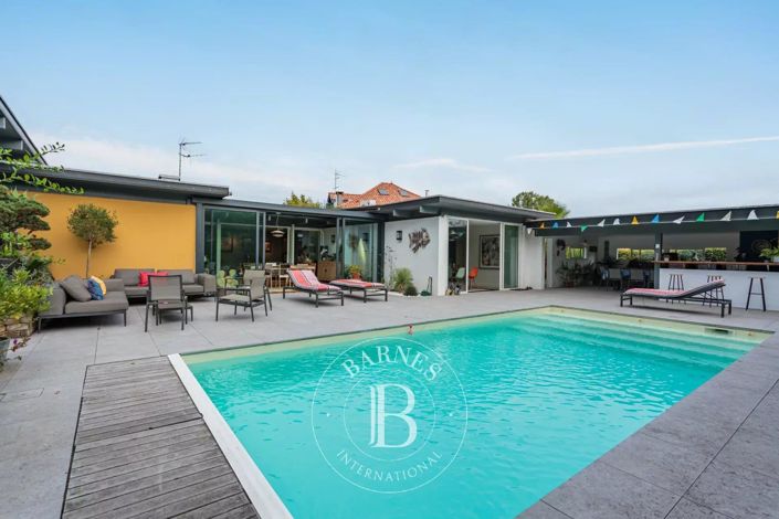 Image No.1-5 Bed House for sale