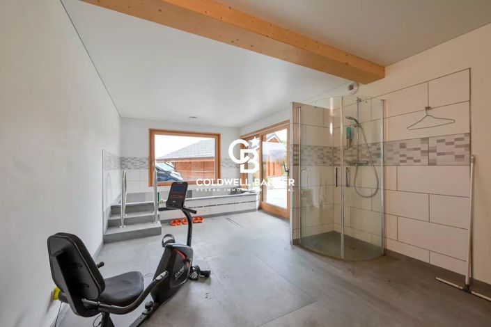 Image No.6-8 Bed House for sale