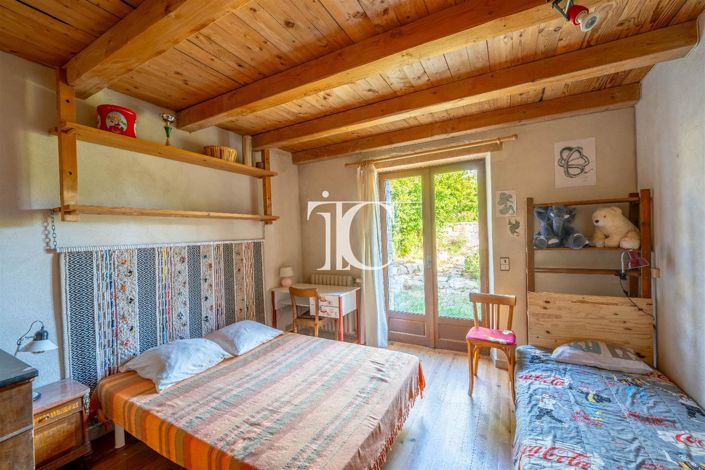 Image No.8-5 Bed House for sale