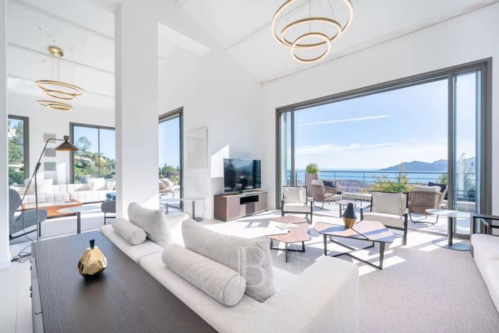 Image No.8-5 Bed House for sale