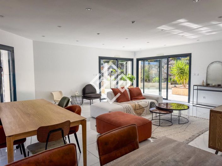 Image No.8-3 Bed House for sale