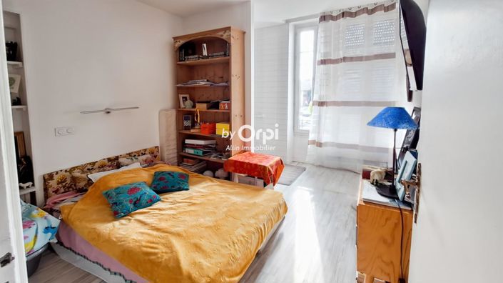 Image No.8-6 Bed House for sale