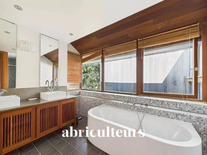 Image No.10-5 Bed House for sale