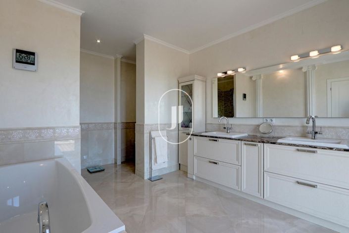 Image No.32-7 Bed House for sale