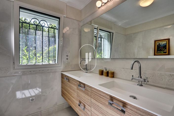 Image No.40-7 Bed House for sale