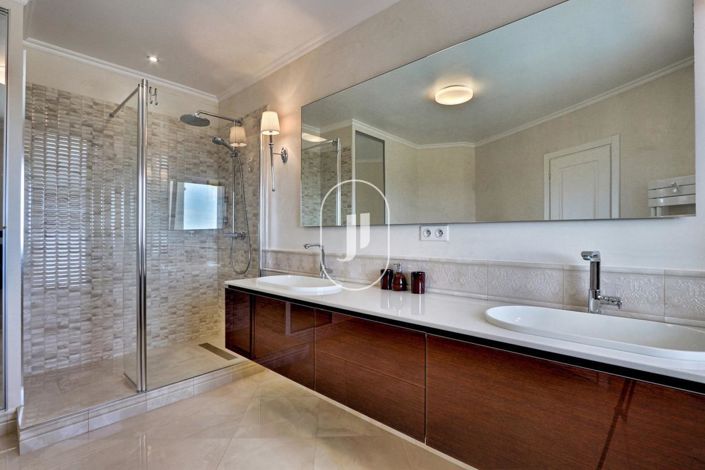 Image No.41-7 Bed House for sale