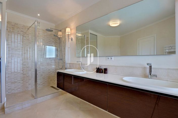 Image No.8-7 Bed House for sale