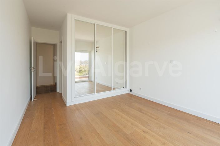 Image No.21-3 Bed House for sale