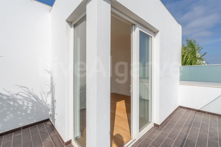 Image No.25-3 Bed House for sale