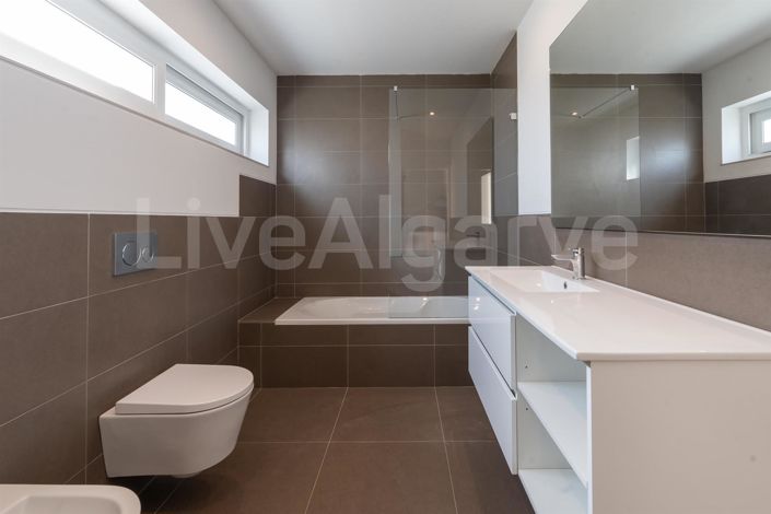 Image No.26-3 Bed House for sale