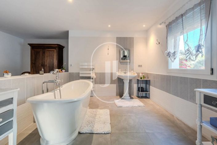 Image No.10-4 Bed House for sale