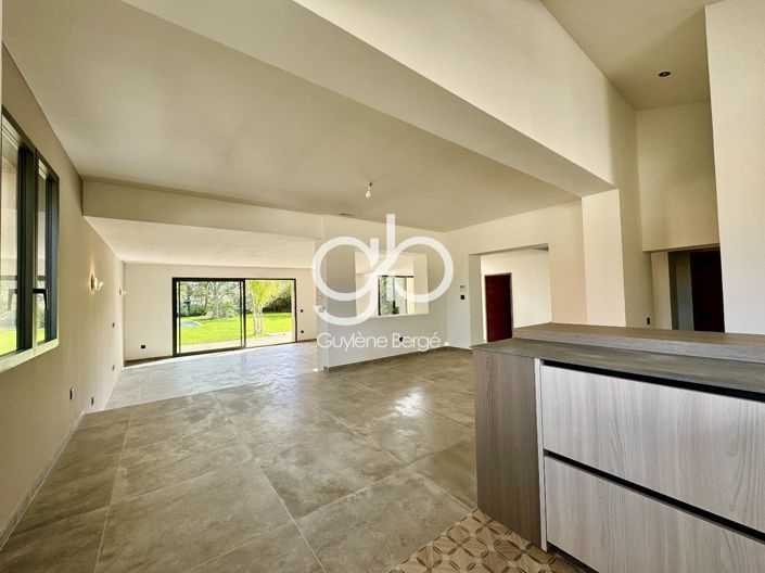 Image No.8-5 Bed House for sale