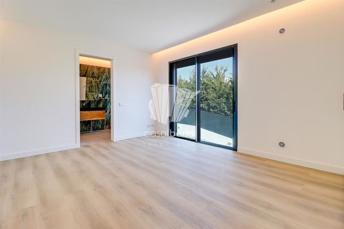 Image No.19-4 Bed House for sale