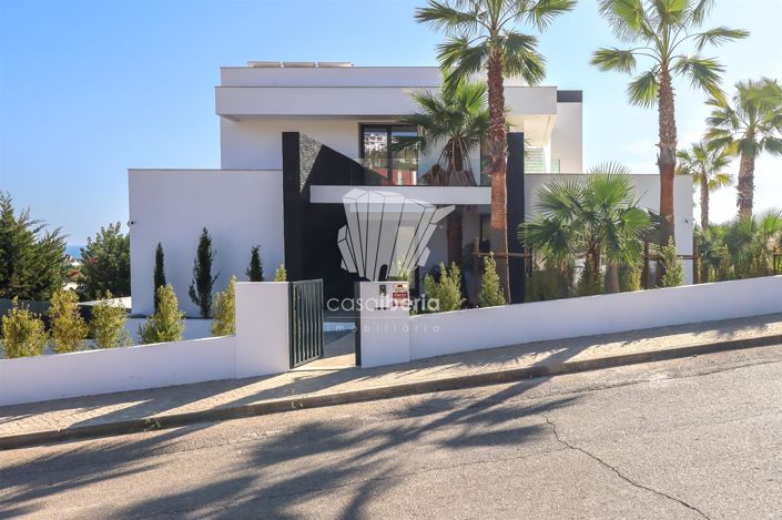 Image No.2-4 Bed House for sale