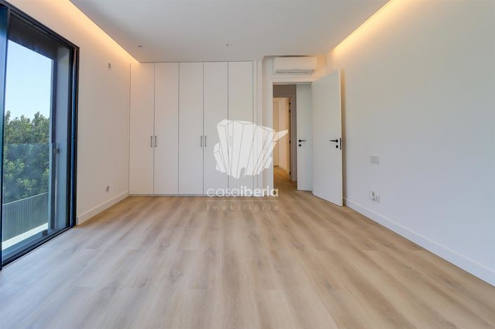 Image No.20-4 Bed House for sale