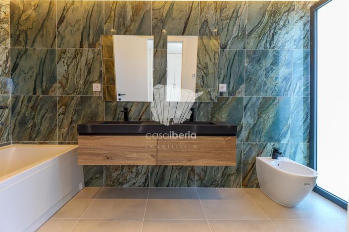 Image No.21-4 Bed House for sale