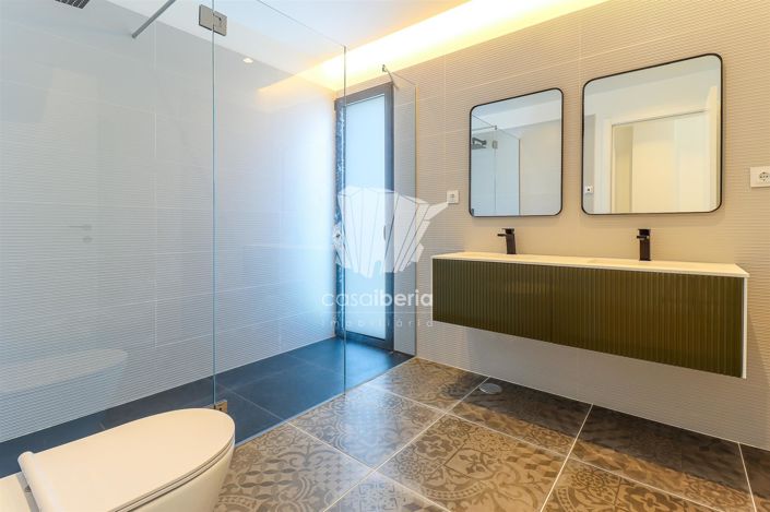 Image No.24-4 Bed House for sale