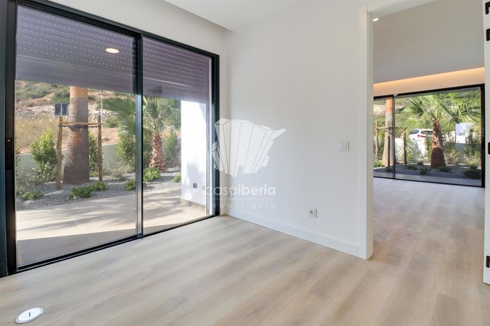 Image No.8-4 Bed House for sale