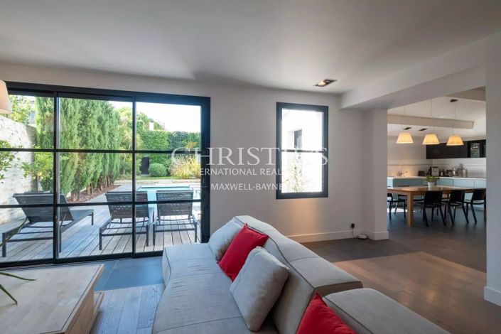 Image No.9-5 Bed House for sale