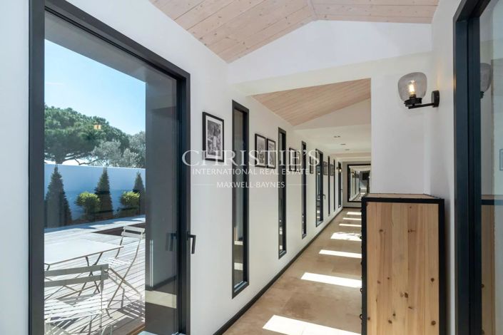 Image No.8-6 Bed House for sale