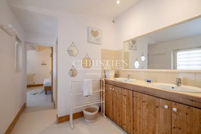 Image No.6-5 Bed House for sale