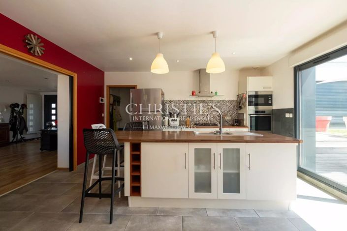 Image No.1-4 Bed House for sale