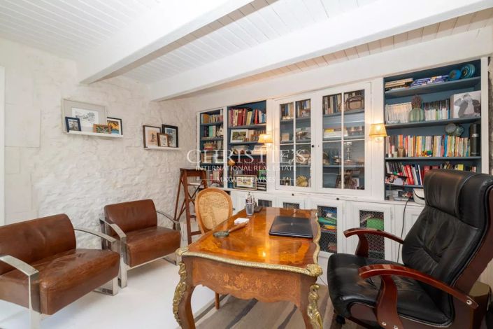 Image No.8-5 Bed House for sale