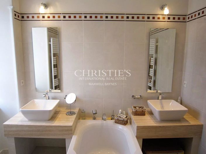 Image No.9-6 Bed House for sale