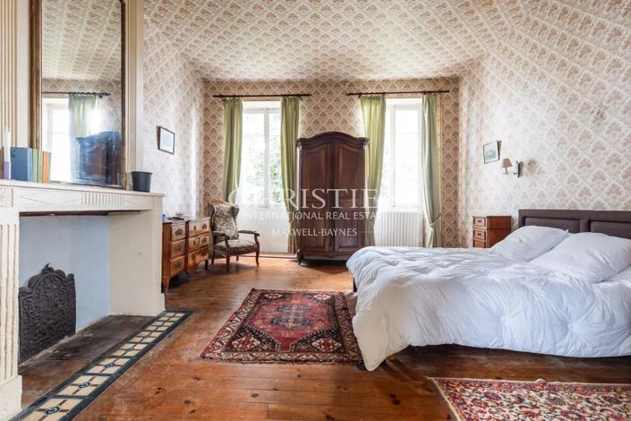 Image No.24-7 Bed House for sale