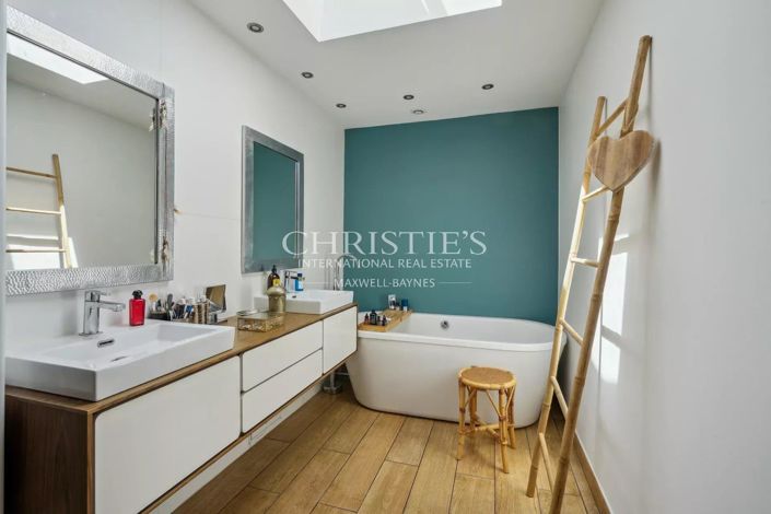 Image No.8-4 Bed House for sale