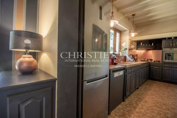 Image No.6-5 Bed House for sale