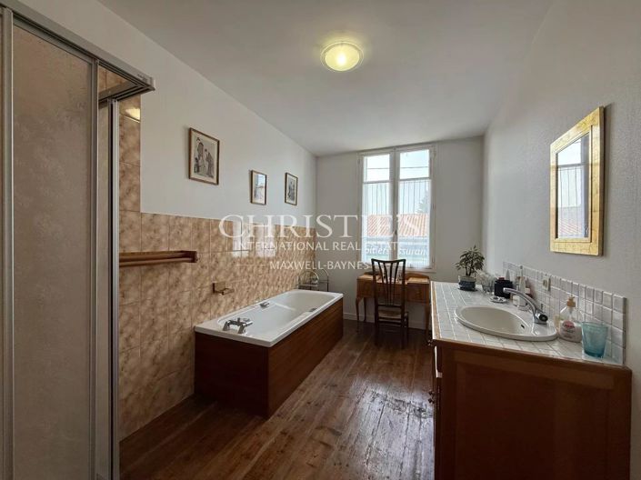 Image No.18-6 Bed House for sale