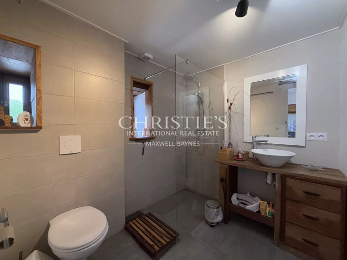 Image No.30-8 Bed House for sale