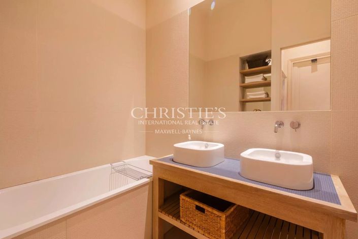 Image No.6-5 Bed House for sale